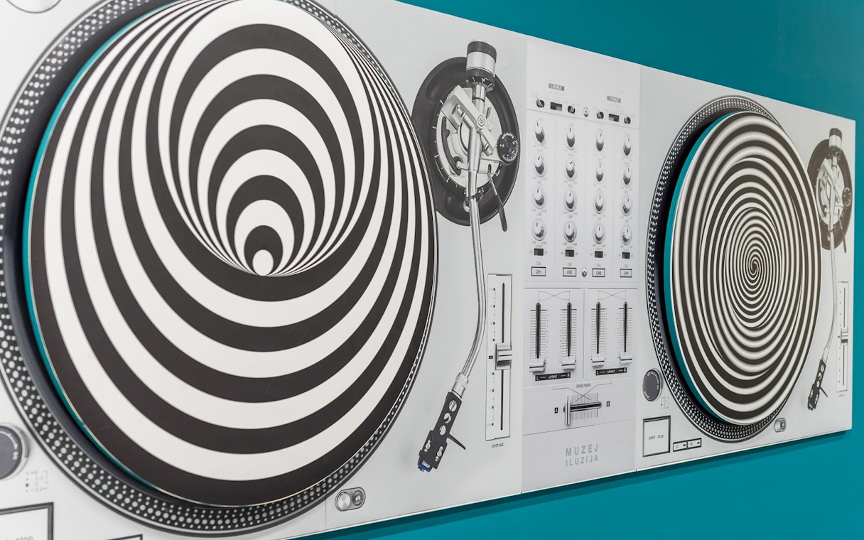 Turntable illusion exhibit at Museum of Illusions, Thessaloniki.