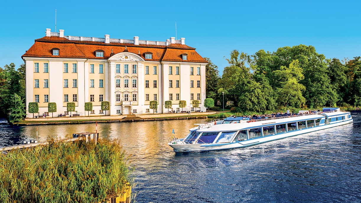 Berlin Boat Tours - Weekday vs Weekend