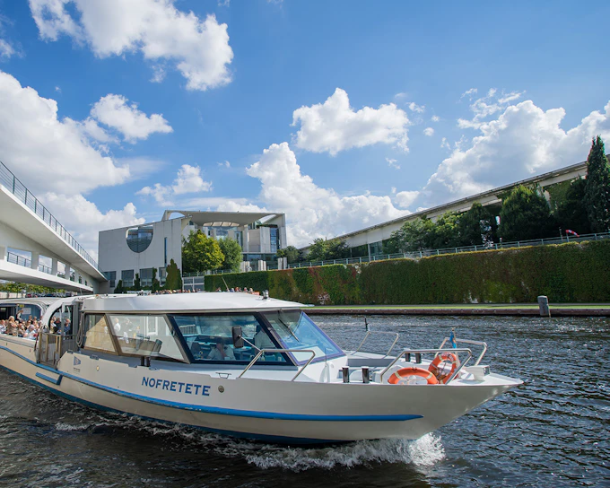 2.5-Hour City Boat Tour – Through the Center of Berlin to The West Harbor