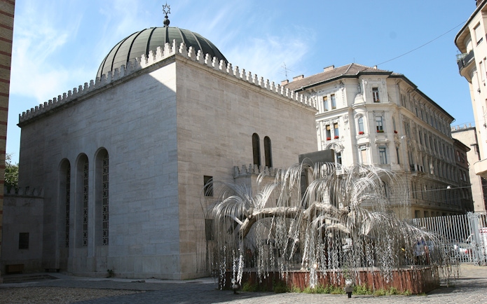 Dohany Street Synagogue with Holocaust Memorial in Budapest.