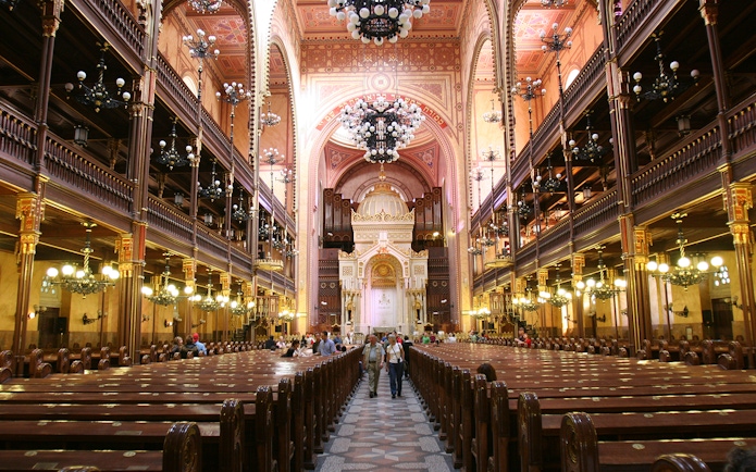Interior of Dohany Street Synagogue, Budapest, showcasing ornate architecture and seating.