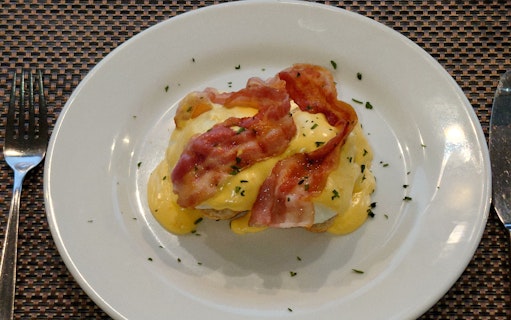 Brunch dish with bacon and sauce served on a Budapest sightseeing cruise.
