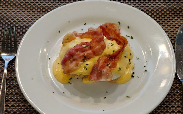 Brunch dish with bacon and sauce served on a Budapest sightseeing cruise.