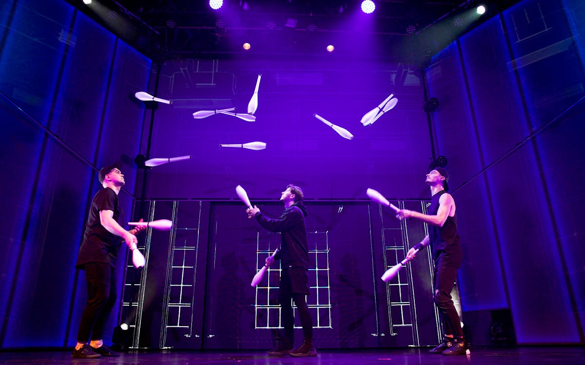 berlin – ‘flying dreams: varieté meets street dance’ show tickets-4 berlin – ‘flying dreams: varieté meets street dance’ show tickets-4