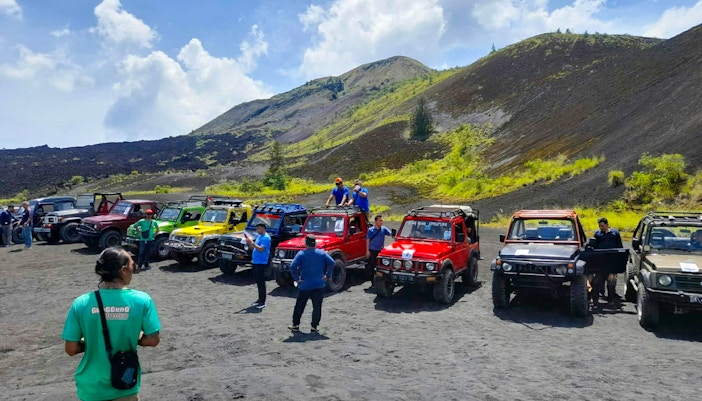 People exploring the Batur caldera in Jeeps