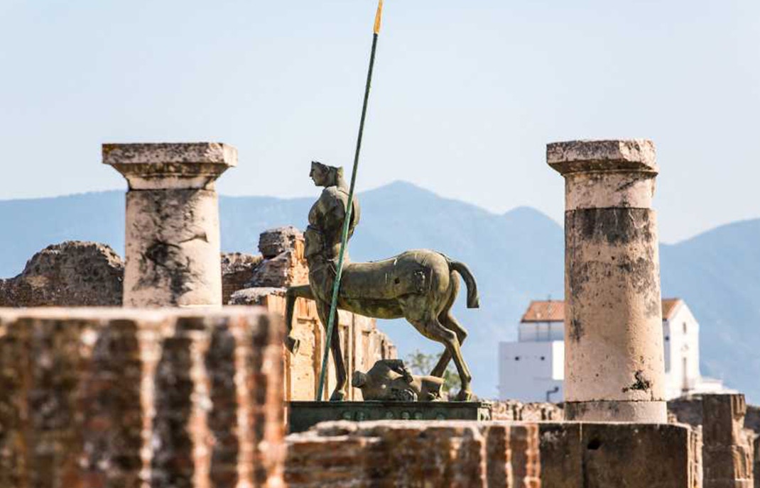 Pompeii Artifacts ad ruins