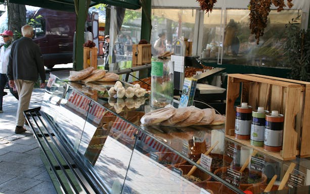 Bakery goods and garlic displayed at a Bavarian market stall.