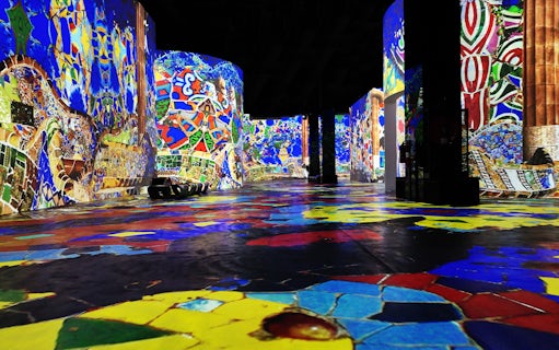 Immersive digital art display at Infinity des Lumières, Dubai.