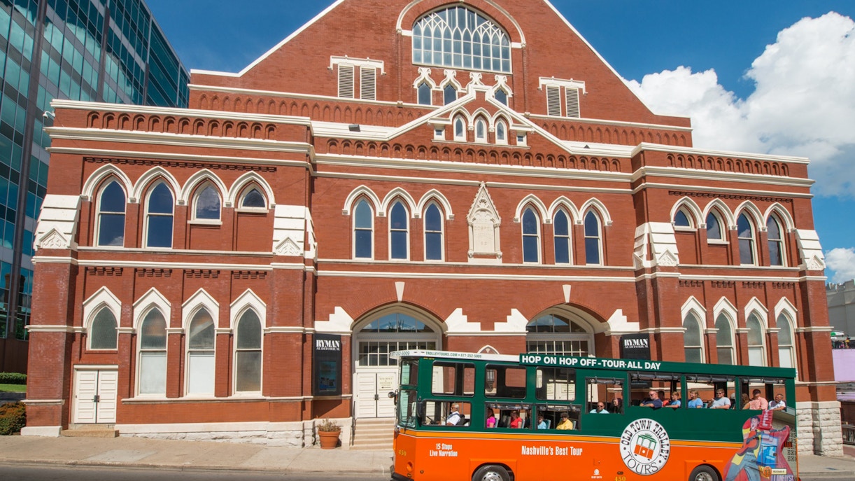 Trolley in front of Ryman Auditorium on Nashville hop-on hop-off tour.