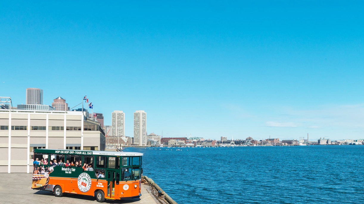 Boston Old Town Trolley pasando por la costa.