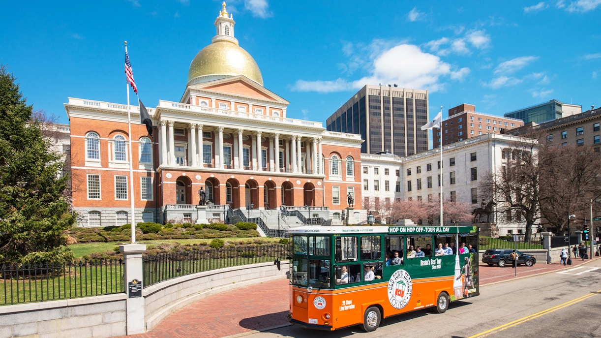 El Boston Old Town Trolley pasa junto a edificios históricos del centro de Boston.