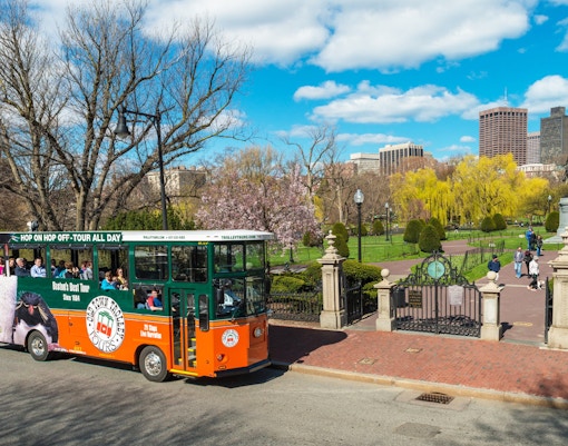 El Boston Old Town Trolley pasa por edificios históricos y lugares emblemáticos del centro de Boston.
