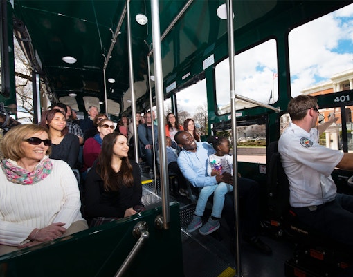 El Boston Old Town Trolley pasa junto a edificios históricos del centro de Boston.
