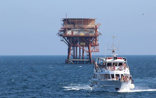 Boat approaching platform on Riviera Romagnola half-day tour.