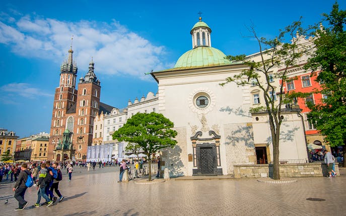 Krakow Old Town square with St. Mary's Basilica and historic buildings.