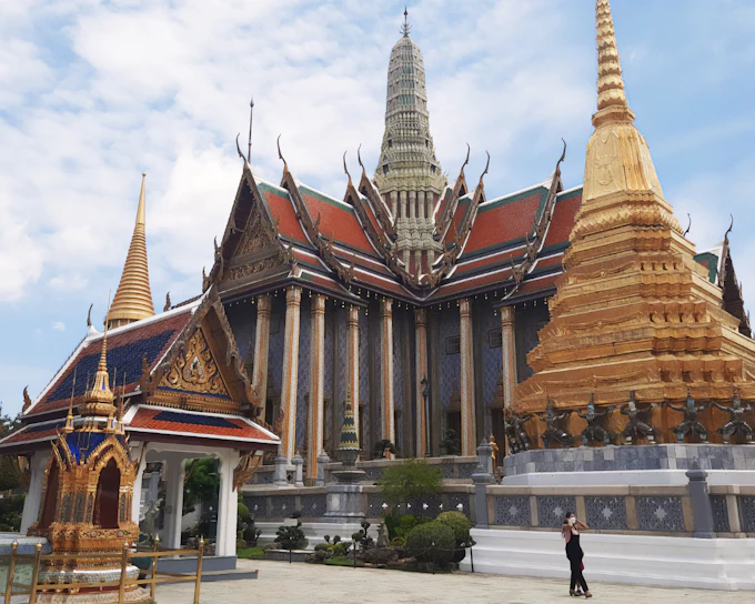 Bangkok Grand Palace and Emerald Buddha – Guided Walking Tour