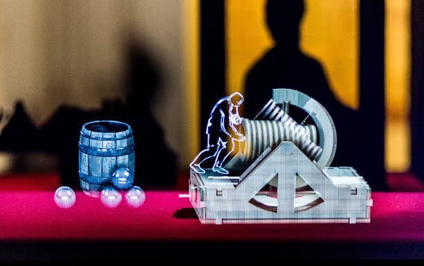 Leonardo da Vinci hologram with barrel and machine in Rome treasure hunt game.