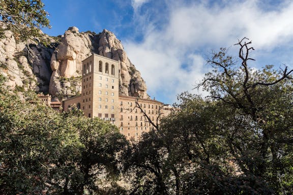entrada a la experiencia del monasterio de montserrat con audioguía-8