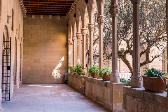 entrada a la experiencia del monasterio de montserrat con audioguía-5
