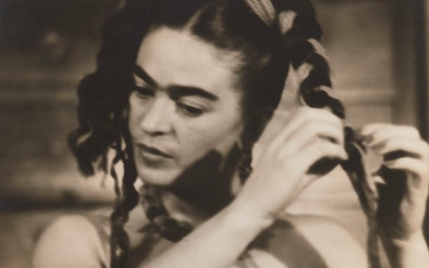 Frida Kahlo styling hair, featured in Palais Galliera exhibition.