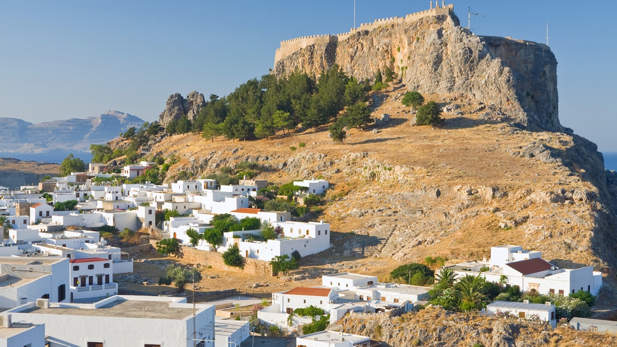 How to reach Acropolis of Lindos?