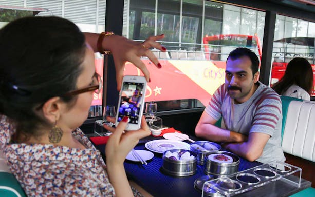 Dining experience on Singapore GOURMETbus with Michelin Bib Gourmand hawker dishes.