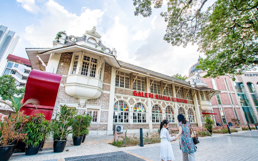 Galeri Kuala Lumpur exterior with visitors during guided tour.