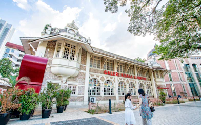 Galeri Kuala Lumpur exterior with visitors during guided tour.
