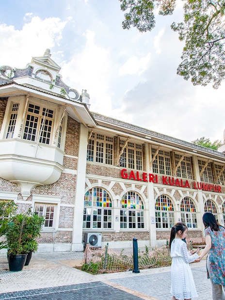 Galeri Kuala Lumpur exterior with visitors during guided tour.