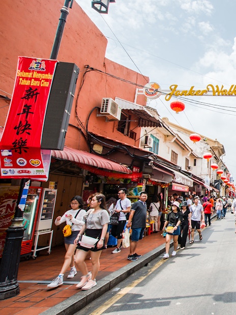 Jonker Street in Melaka bustling with tourists and red lanterns.