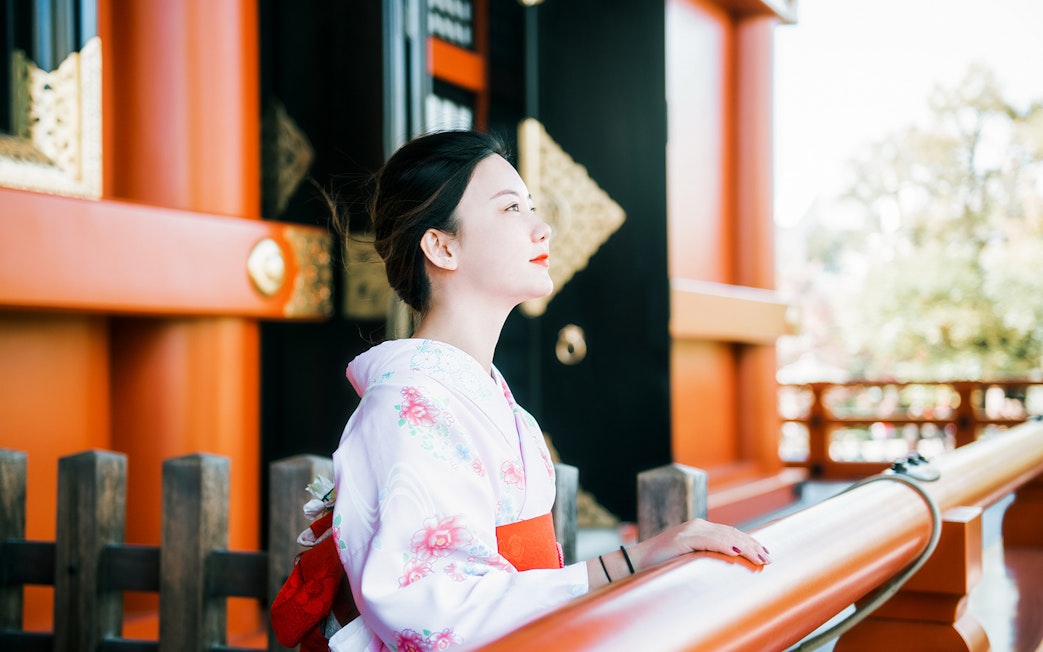 Woman in kimono at traditional Japanese temple in Tokyo.