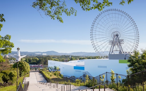 Redhorse Osaka Wheel with surrounding park and distant mountains.