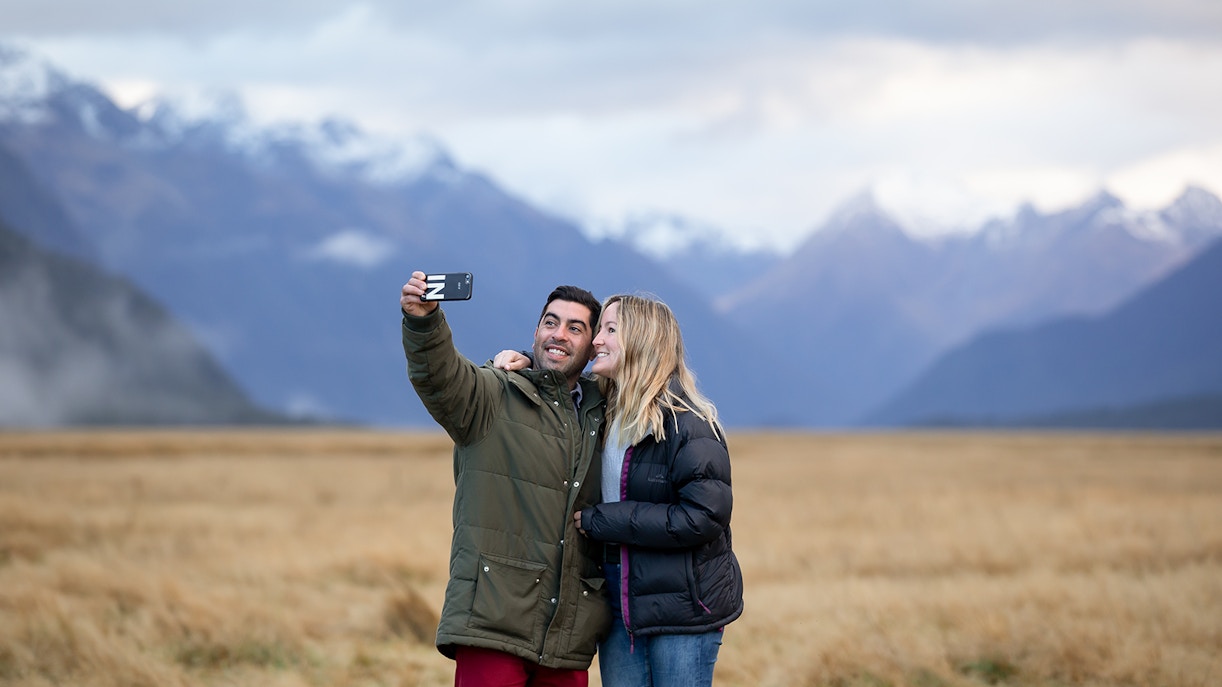 crucero milford sound, Una pareja se toma un selfie