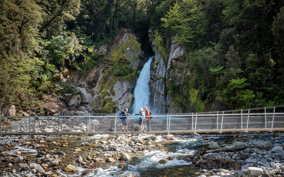 small-group guided walking tour on milford track to giant gate falls-4 small-group guided walking tour on milford track to giant gate falls-4