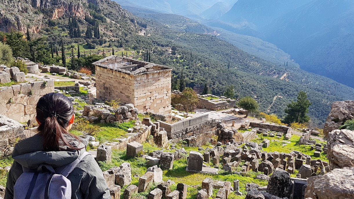 architecture of the temple of apollo delphi