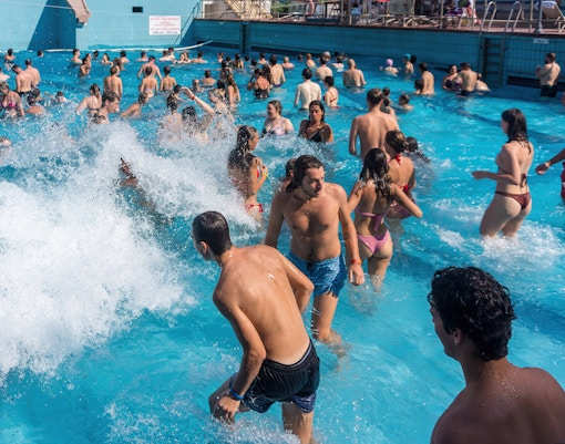 Enjoy in the wave pool