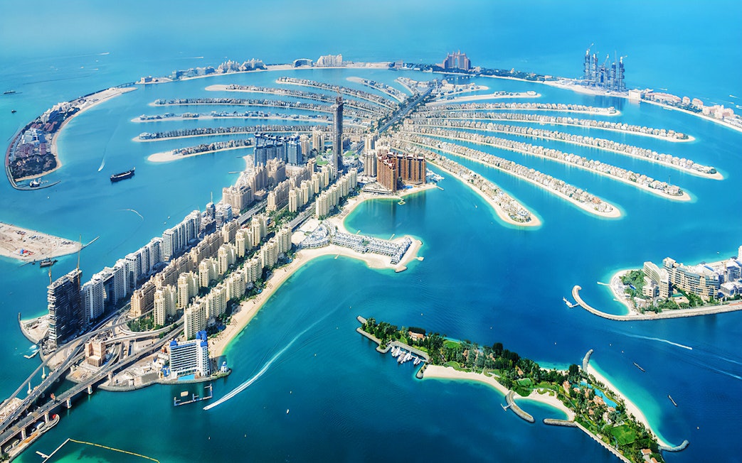 Aerial view of Palm Jumeirah in Dubai, featuring luxury hotels and residential areas.