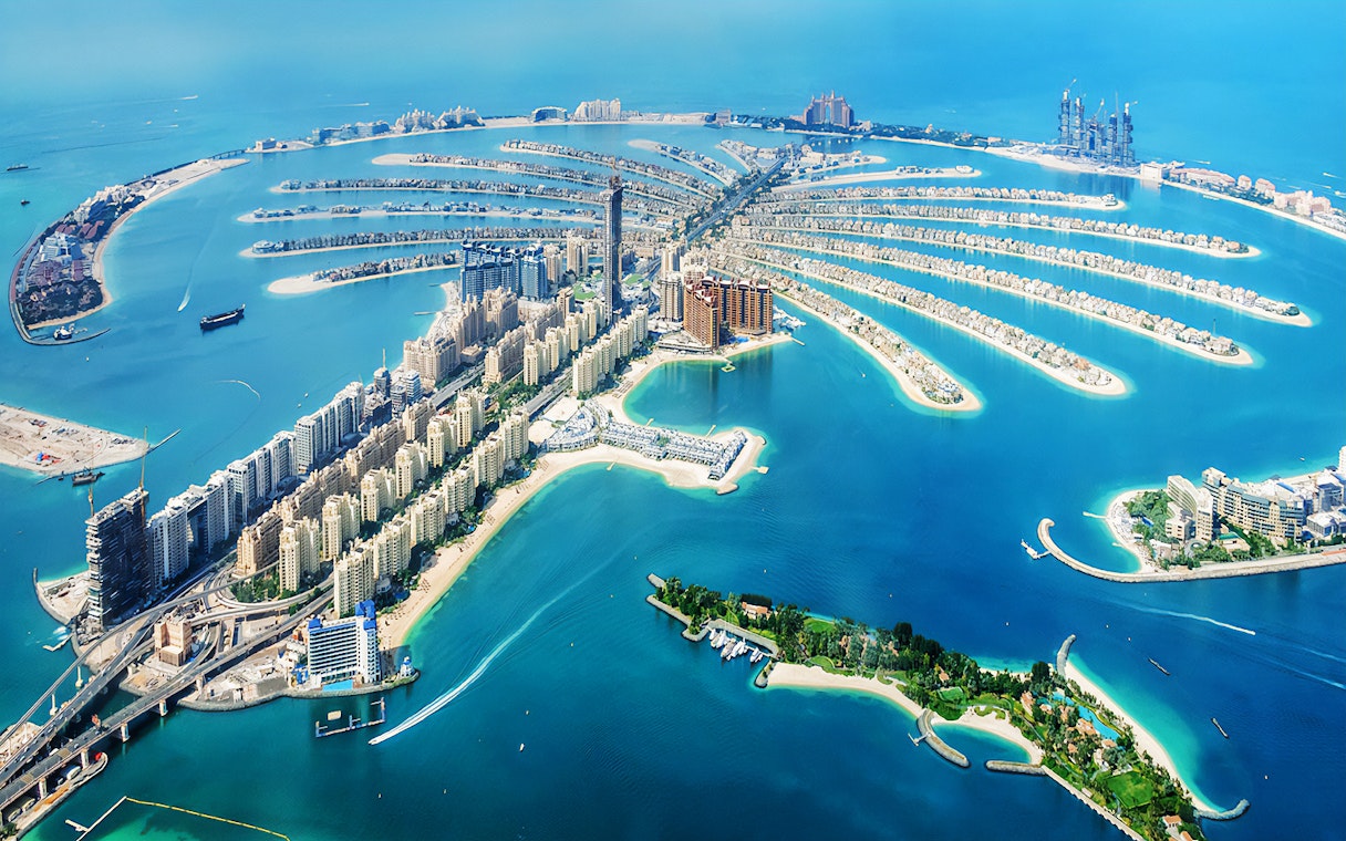 Aerial view of Palm Jumeirah in Dubai, featuring luxury hotels and residential areas.