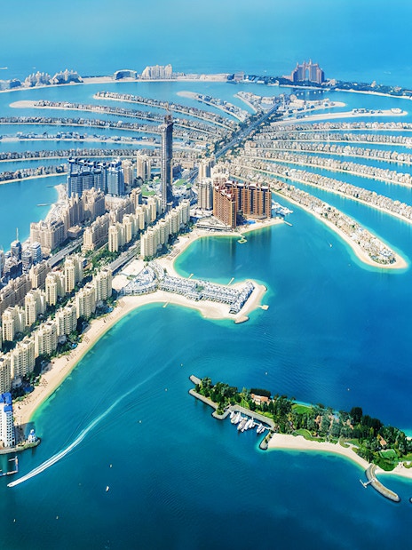 Aerial view of Palm Jumeirah in Dubai, featuring luxury hotels and residential areas.