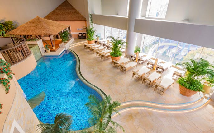 Spa LaQua indoor pool area with seating, Tokyo.