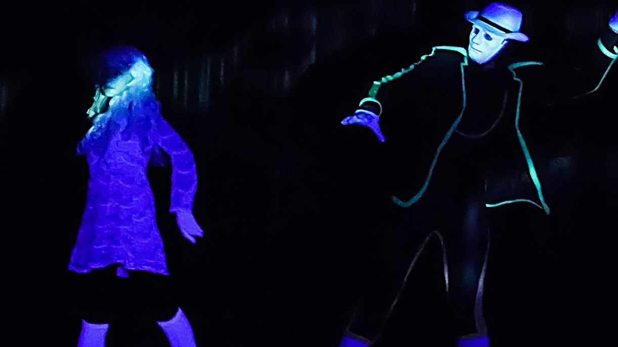 Black Light Theatre - Dress Code