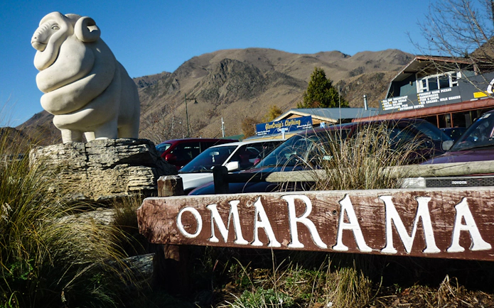 Omarama sheep statue with mountains in the background on the Mt Cook & Lake Tekapo tour route.