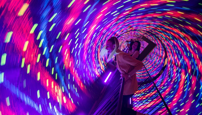 ragazze nel tunnel infinito