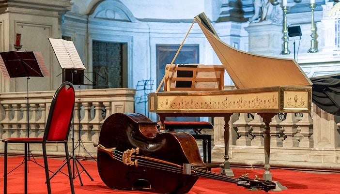 Interior da Igreja Vivaldi com músicos realizando o concerto Four Seasons em Veneza, Itália.