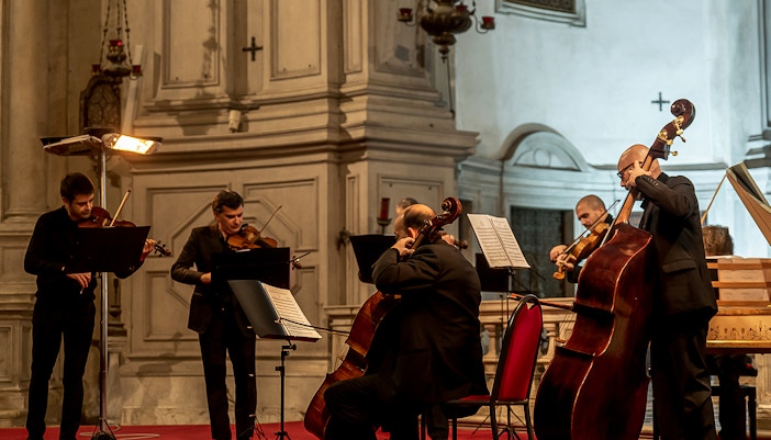 Interior da Igreja Vivaldi com músicos realizando o concerto Four Seasons em Veneza.