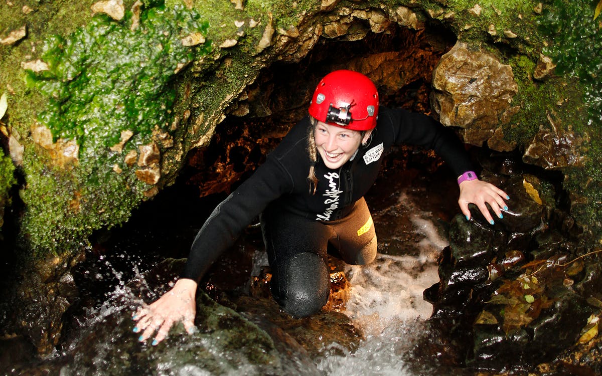 guided tour of waitomo’s black abyss with black water rafting & zip lining-2 guided tour of waitomo’s black abyss with black water rafting & zip lining-2