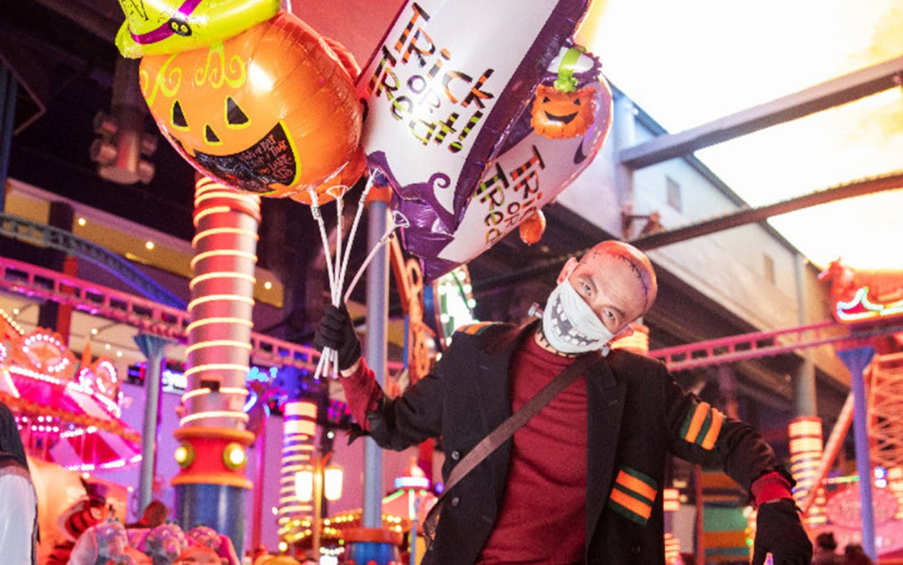 Genting Spookadilly Halloween performer with balloons in Skytropolis theme park.