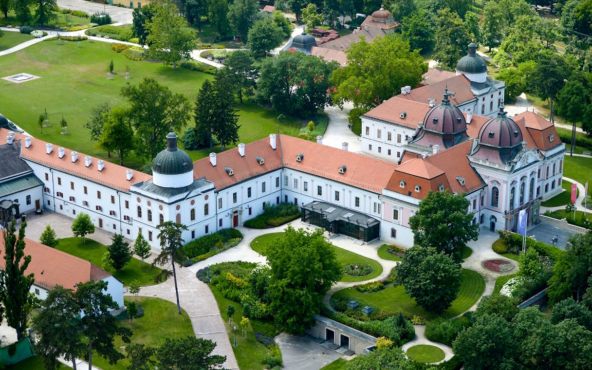 Aerial view of Gödöllő Palace in Budapest, featuring gardens and historic architecture.