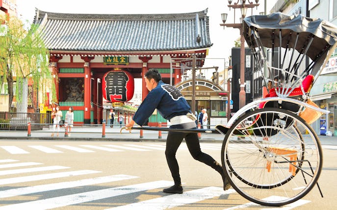 Rickshaw puller in front of Senso-ji Temple gate, Tokyo Asakusa Rickshaw Experience.