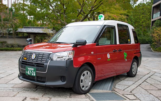 Kyoto taxi tour passing Kinkaku-ji Temple, showcasing traditional Japanese architecture.